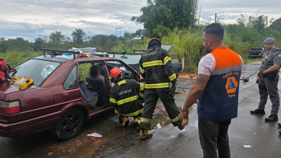 Colisão frontal em estrada vicinal de Tupã deixa cinco pessoas feridas