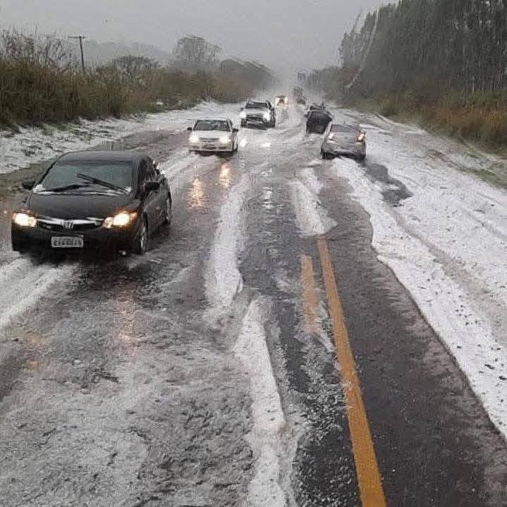 Chuva de granizo surpreende São Manuel neste domingo. Saiba mais:
