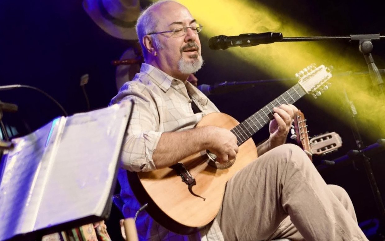 Cantor e compositor Osni Ribeiro faz uma explanação de seus 40 anos de carreira com viola e cantoria em Botucatu